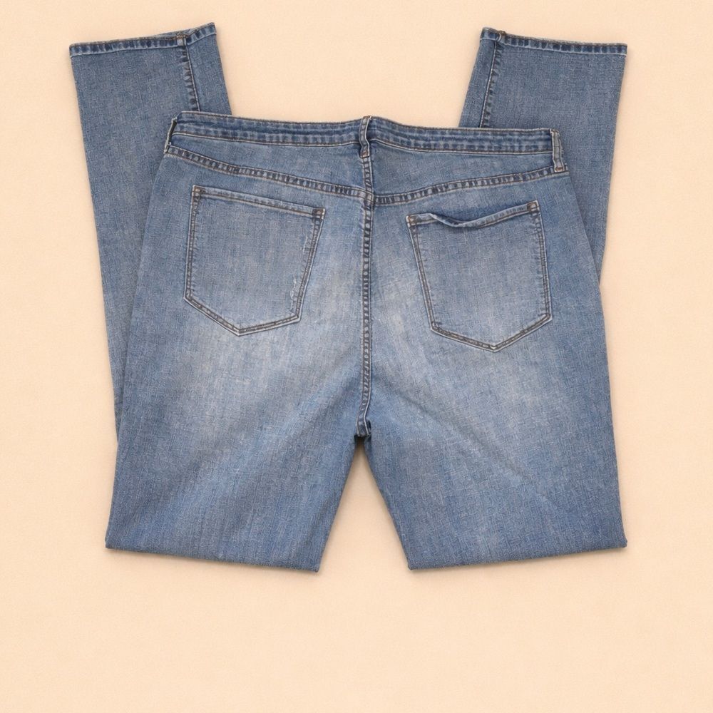 Old Navy Boyfriend Straight Jeans Women’s Size 18 Regular Distressed Medium Wash - Picture 2 of 4
